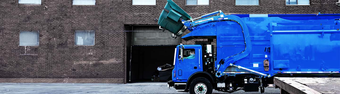 Des camions à ordures collectent des bacs intelligents munis de capteurs IdO de Bell, qui peuvent alerter les gestionnaires et aider à prioriser les collectes.