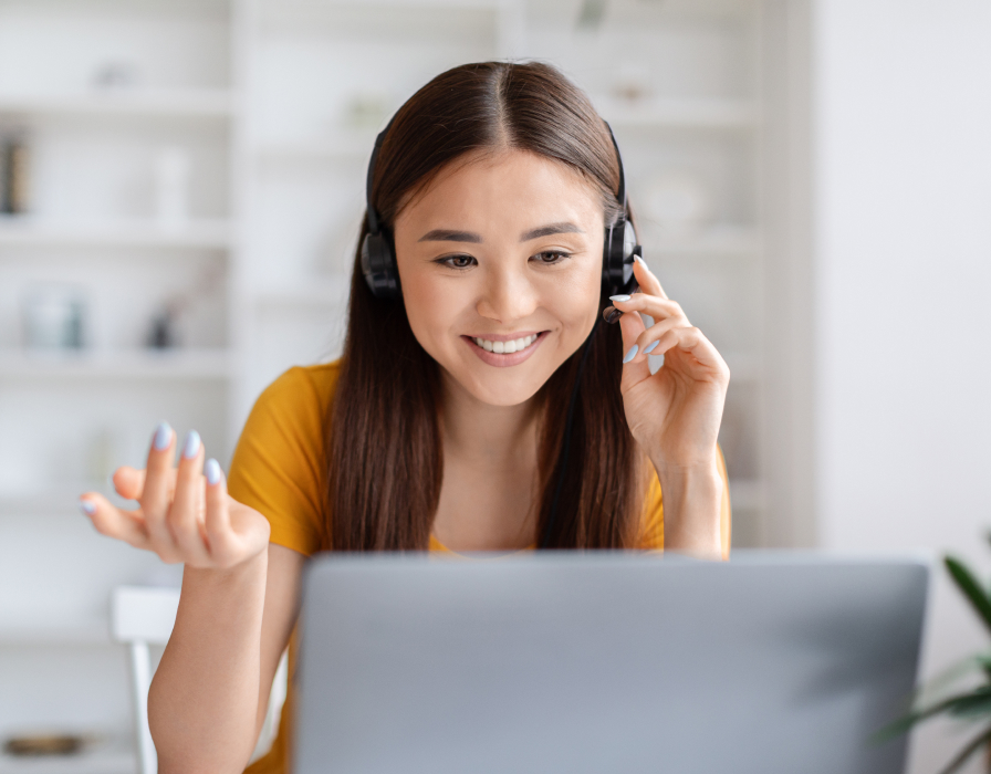 Spécialiste lors d’un appel dans un bureau qui discute du passage à une solution pour centre de contact en nuage.