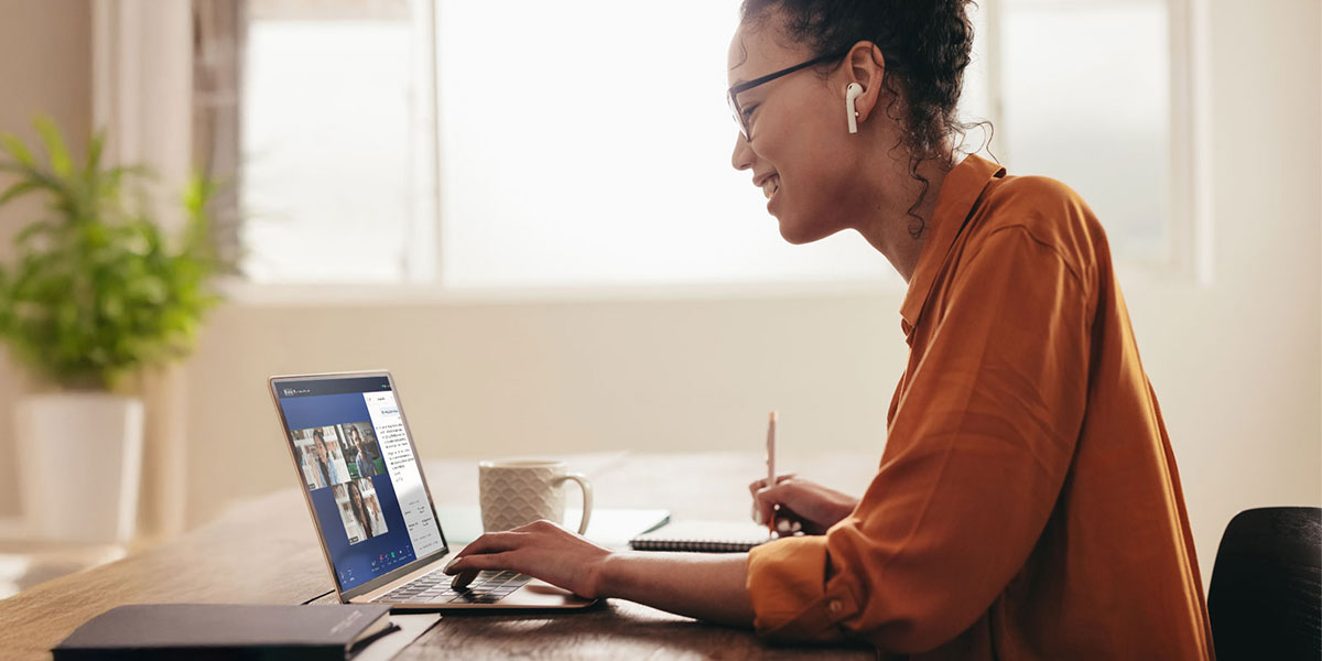 Collègues utilisant la solution de premier plan de Bell pour travailler efficacement avec les télétravailleurs et améliorer la productivité.