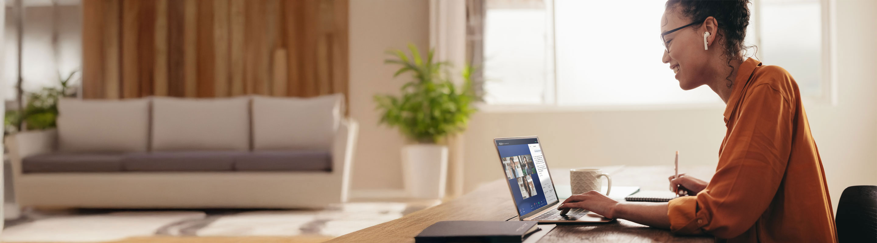 Collègues utilisant la solution de premier plan de Bell pour travailler efficacement avec les télétravailleurs et améliorer la productivité.