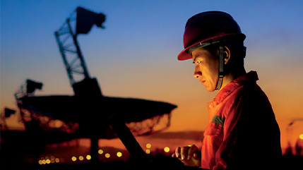 Un spécialiste travaille au coucher du soleil. Ceci illustre les services professionnels de Bell, qui aident à planifier, concevoir et déployer des infrastructures d’intelligence artificielle à grande échelle.