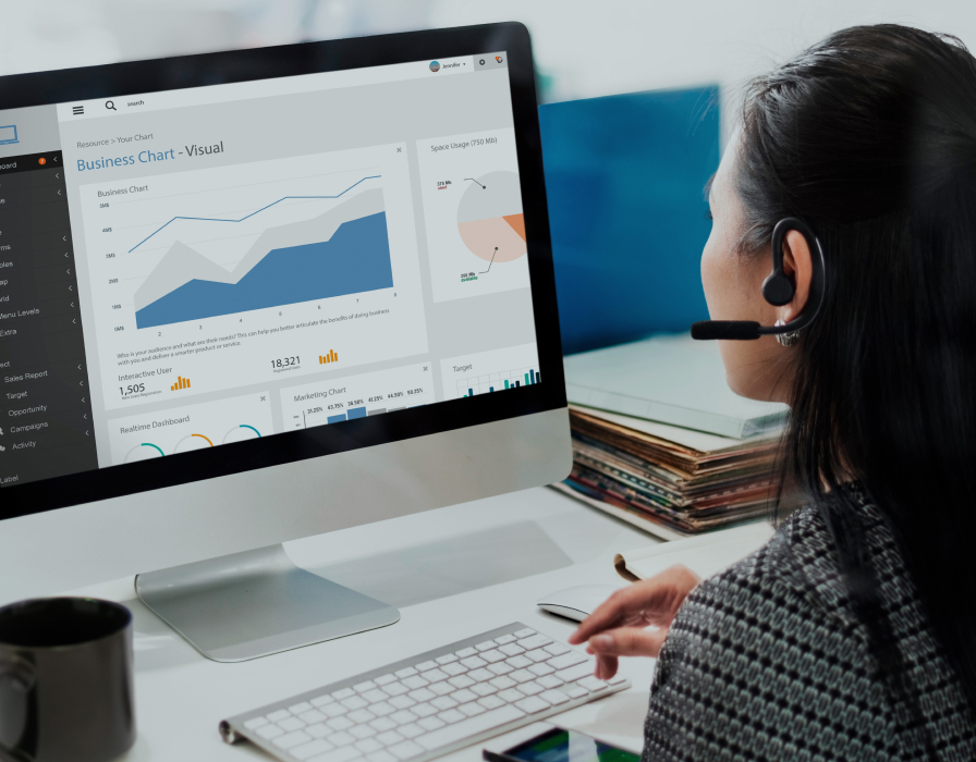 Employee using Bell Contact Centre AI Services to analyze customer interactions and gain actionable insights used for coaching and strategic decisions.