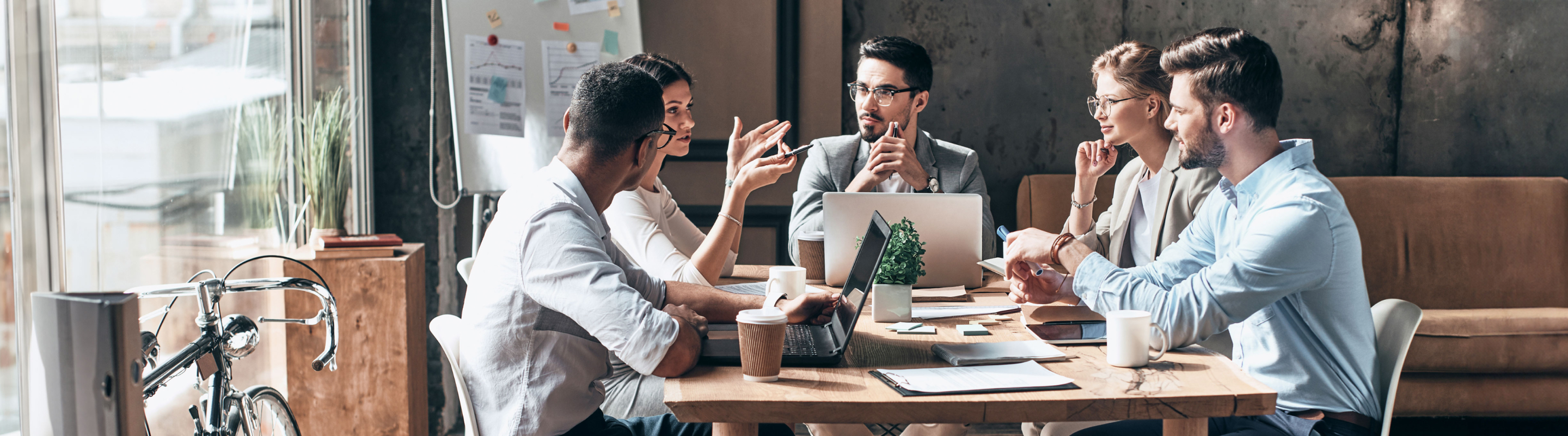 Des experts se sont réunis autour de la salle du conseil pour discuter des détails sur la façon de gérer, d’optimiser et d’améliorer le centre de contact avec les services gérés de Bell.