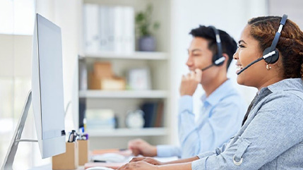 Dans un centre de contact, des agents utilisent une solution en nuage de Bell qui leur permet d’offrir un excellent service à la clientèle axé sur les données.