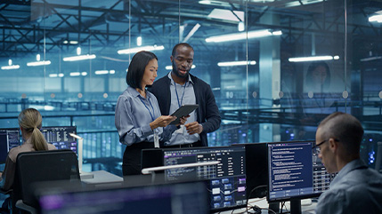 Une équipe moderne des opérations de sécurité qui surveille dles écrans de données numériques, ce qui mettant en valeur les plus de 700 plus de 700 experts en cybersécurité de Bell qui offrent des solutions de cybersécurité évolutives.