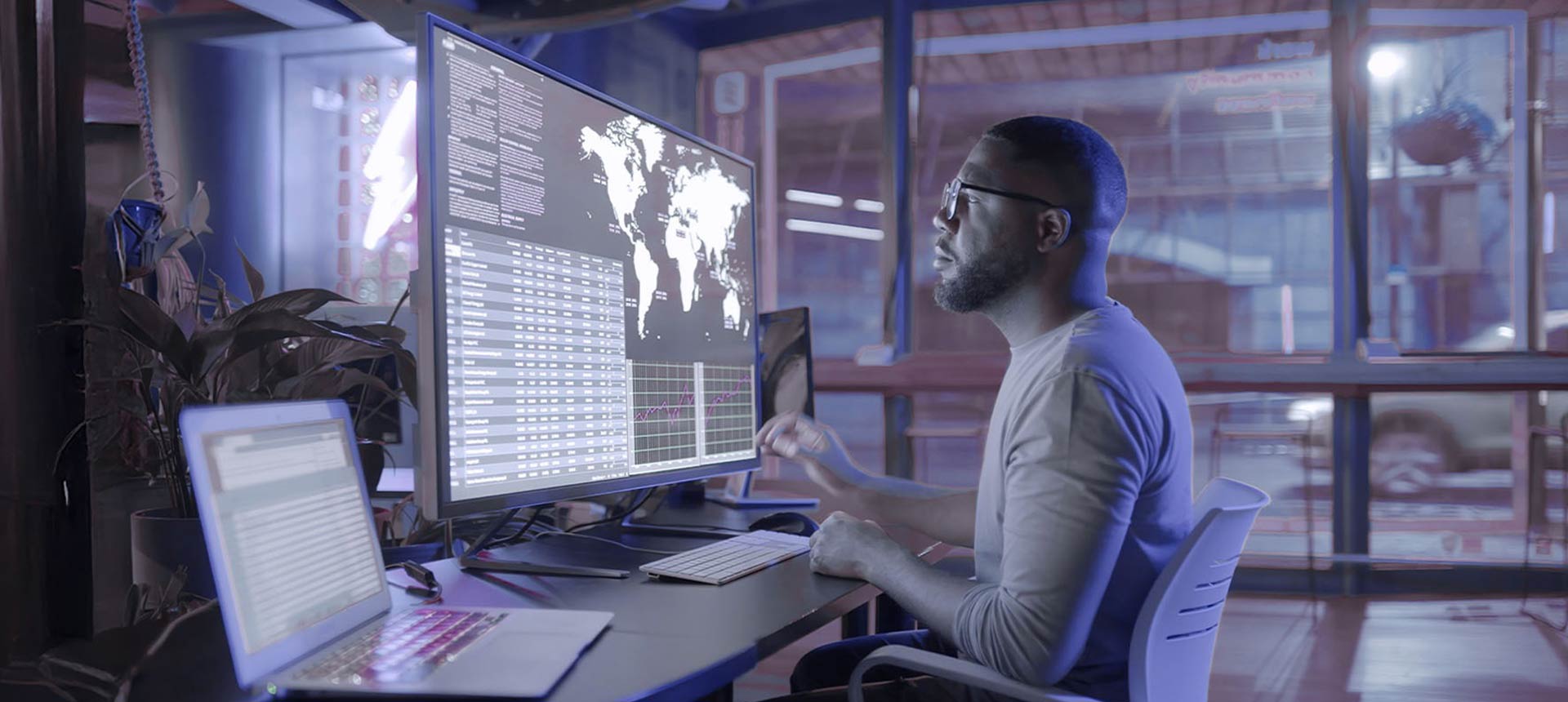 Un expert examine une carte et des données montrant l’importance des exigences réglementaires, les risques de cybersécurité et les complications géopolitiques liés à une infrastructure en nuage souveraine.