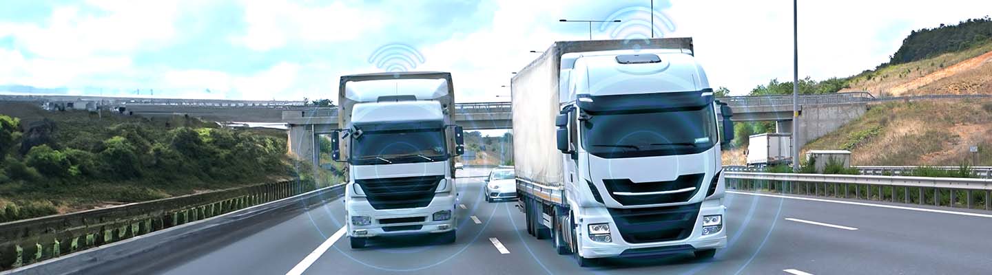 Deux camions utilisant les solutions télématiques automatisées pour véhicules de Bell.
