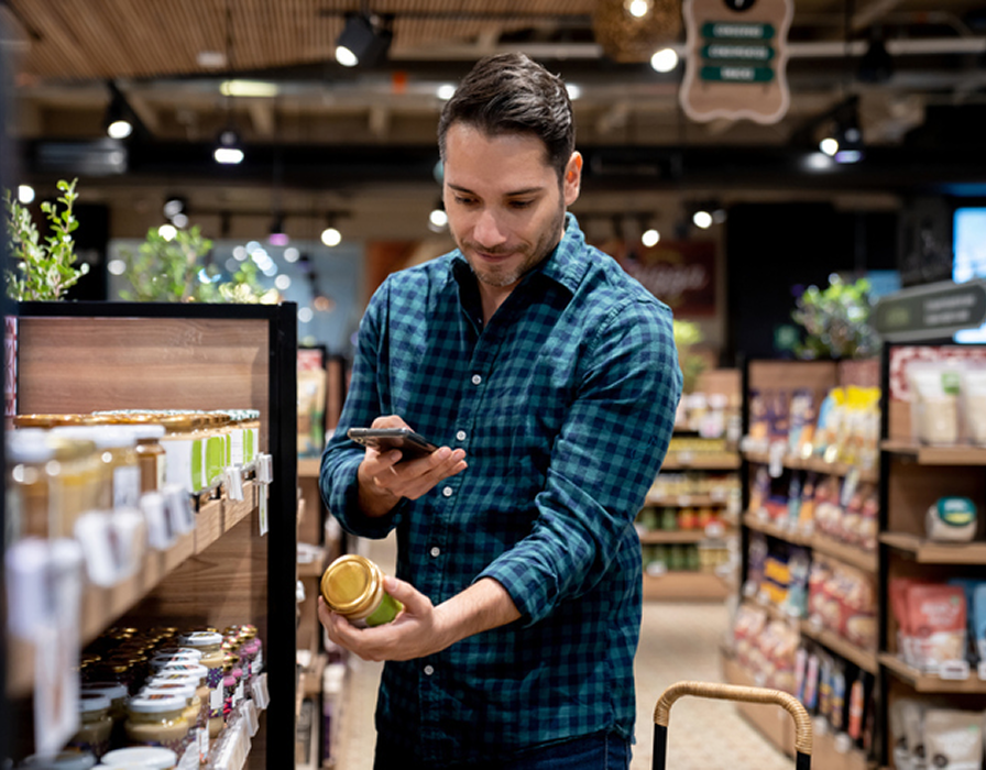 Un client très bien servi dans un magasin de vente au détail qui tire parti de l’infrastructure réseau de Meraki.