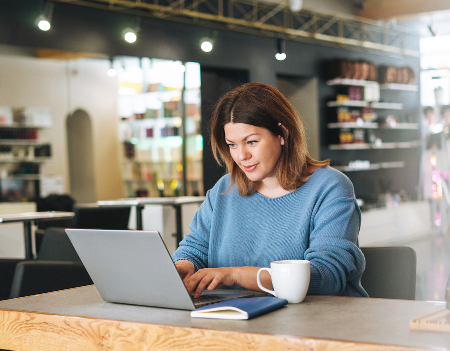 Une employée hybride travaille à distance en tirant parti des solutions réseau gérées en nuage de Meraki avec une connectivité fiable et une sécurité améliorée.