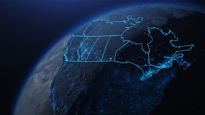 Une carte numérique du Canada la nuit, montrant des lignes bleues lumineuses qui représentent la connectivité réseau partout au pays.