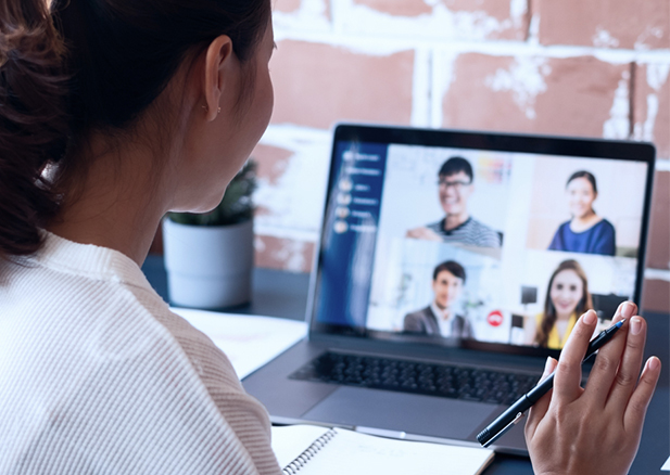 Remote and hybrid colleagues collaborating on a video call using a single platform provided by Bell that offers secure and smooth calling, messaging and meetings.
