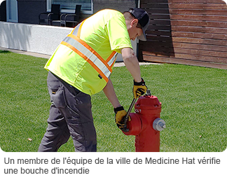 Un membre de l'équipe de la ville de Medicine Hat vérifie une bouche d'incendie