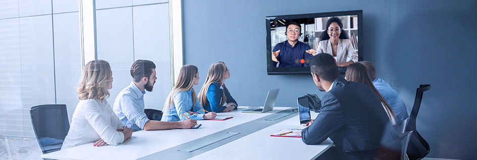 Un travailleur sur le terrain communique à l'aide de la solution Push to talk de Bell.