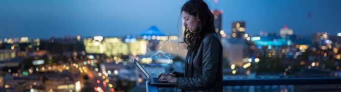 Une employée utilise le service d’accès sécurisé en périphérie pour accéder à distance aux données et aux applications de l’entreprise
