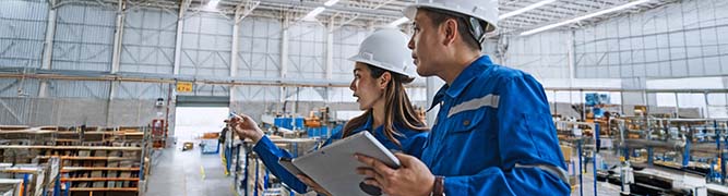 Des employés dans un entrepôt utilise les solutions de gestion des actifs de Bell pour maximiser le capital investi.