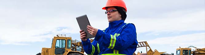 Travailleur minier utilisant les solutions IdO de Bell pour améliorer ses activités.