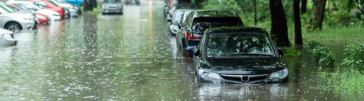 Des voitures inondées dans un stationnement où les dommages matériels et corporels ont été réduits grâce à des solutions de gestion de la capacité en eau et à une gestion prédictive de l’eau.