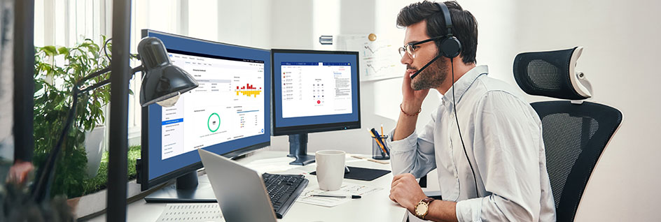 Des professionnels de la sécurité passent en revue des données.