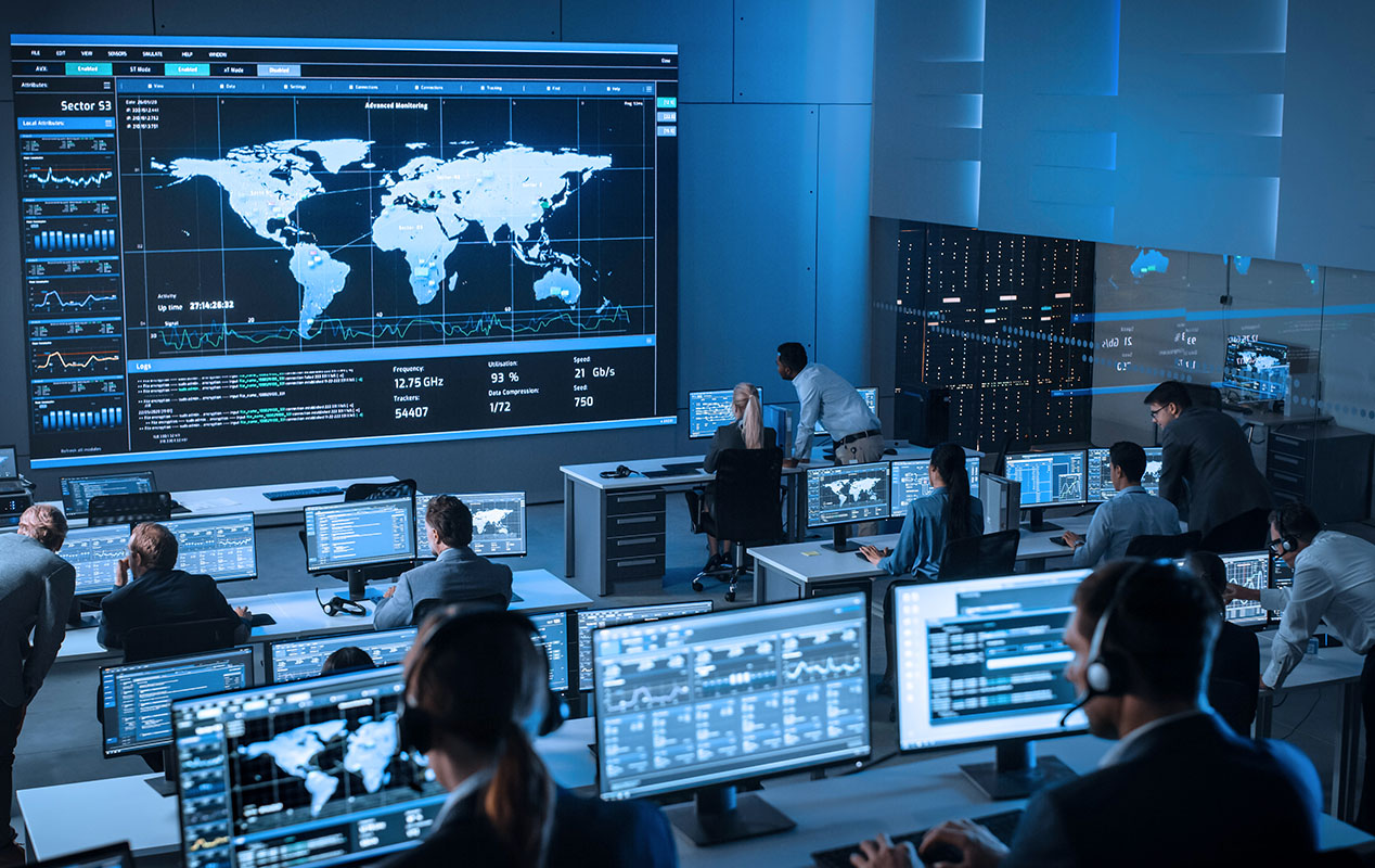 Des experts en cybersécurité dans un centre d’opérations de sécurité-(SOC)