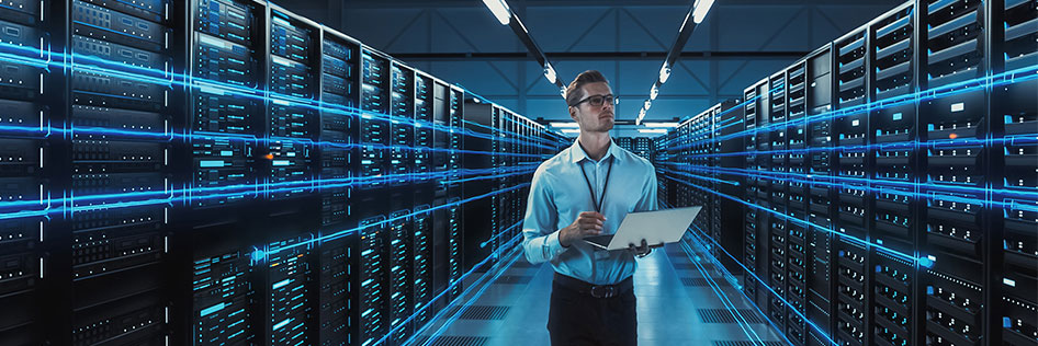 Un expert en intelligence artificielle exécute des formules tout en traversant un centre de données.
